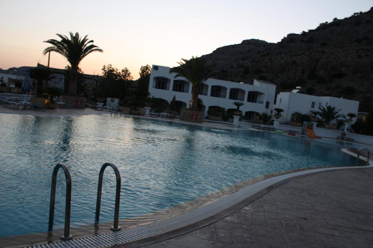 Coliseum & Hotel Pefki